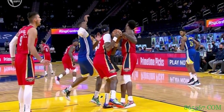 又伤一个…詹姆斯-约翰逊落地时扭伤脚踝 被队友搀扶出场