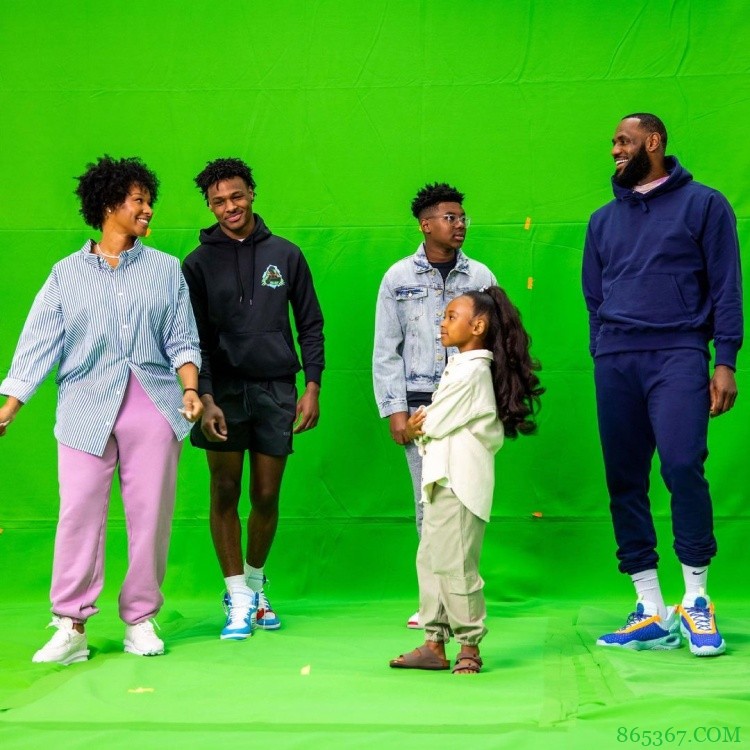 ?詹姆斯携全家一起拍摄趣味广告 一家五口一起搞怪起舞