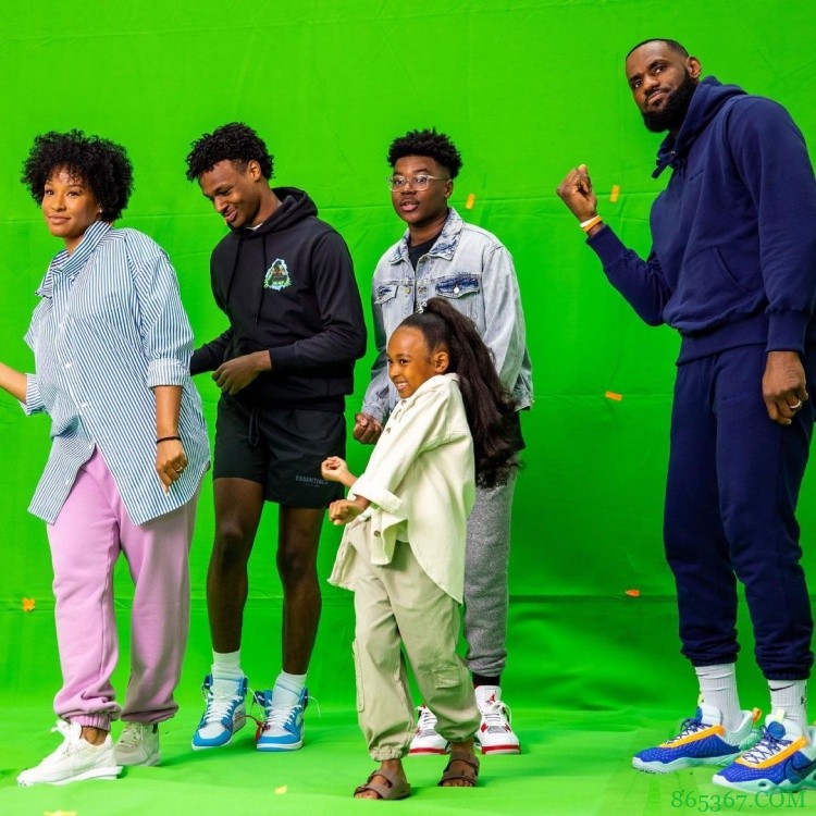 ?詹姆斯携全家一起拍摄趣味广告 一家五口一起搞怪起舞