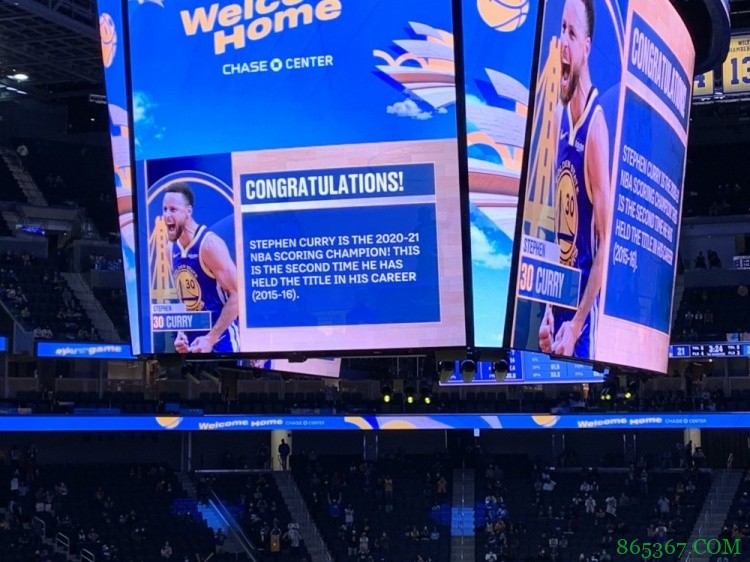勇士主场大屏幕标语：库里是2020-21赛季NBA得分王