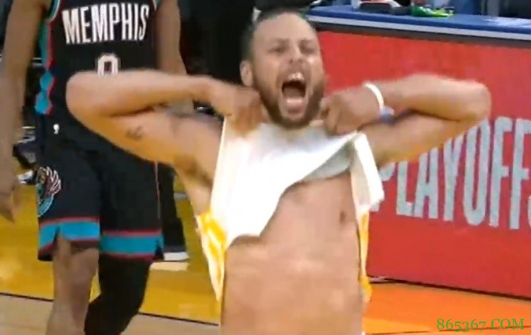 少儿不宜!库里三分杀死比赛 掀起球衣坦胸露乳怒吼庆祝