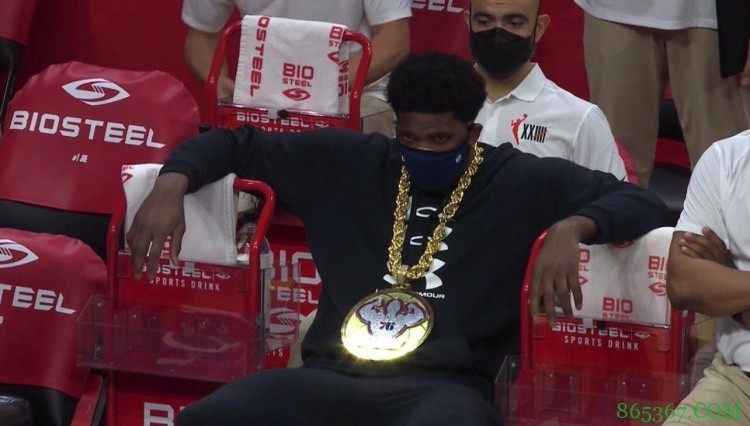 壕!恩比德场边观战 大金链子&76人金牌吸睛