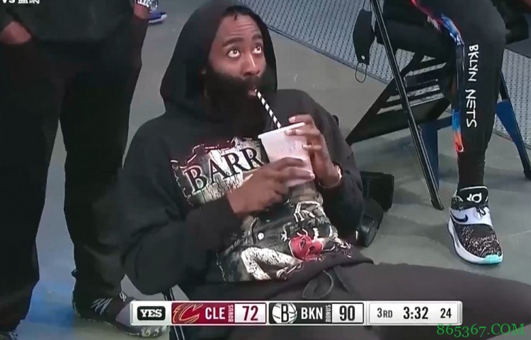 谁还不是个小可爱?哈登场边手捧粉红色饮料噘嘴卖萌