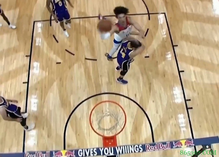 希望无碍!海耶斯起跳后和小加对抗后重摔 被队友搀扶出场