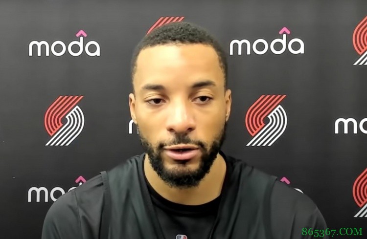 鲍威尔：我帮助球队奠定了防守端的心态 不怕防守更高大的对手