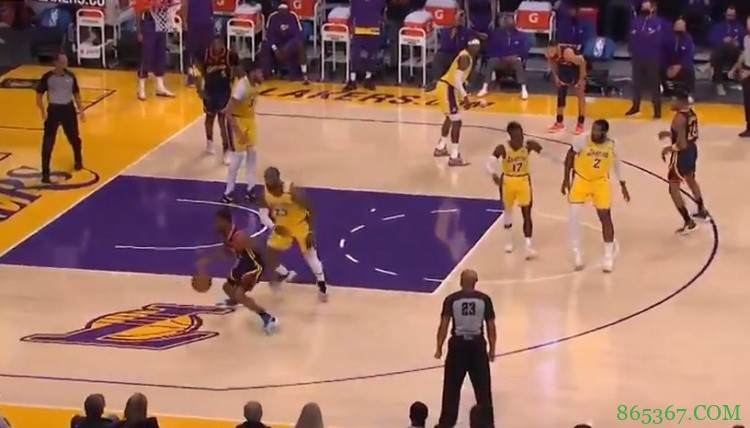 维金斯“便士”招牌半转身后撤晃开詹姆斯 从容中投出手命中