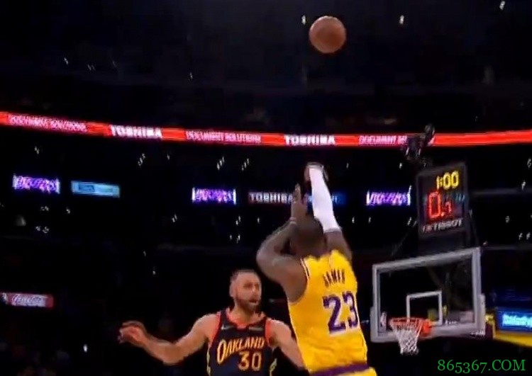 浓眉调侃詹姆斯反超三分球：应该多给他眼睛来几下