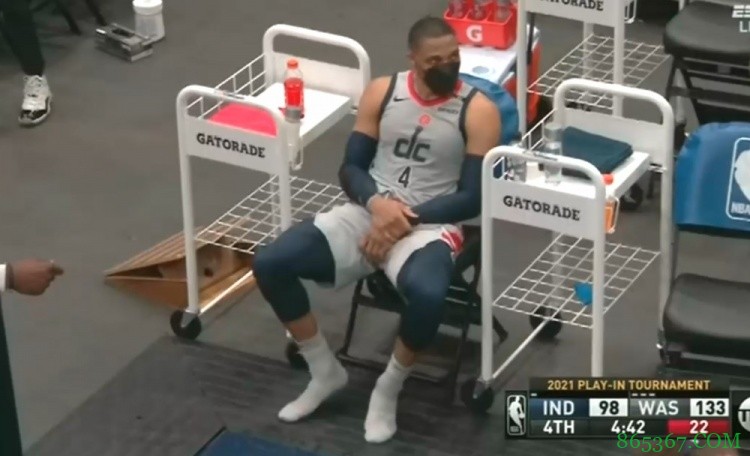 ?威少替补席脱鞋丢给看台球迷 球迷脱手造成威少“失误”