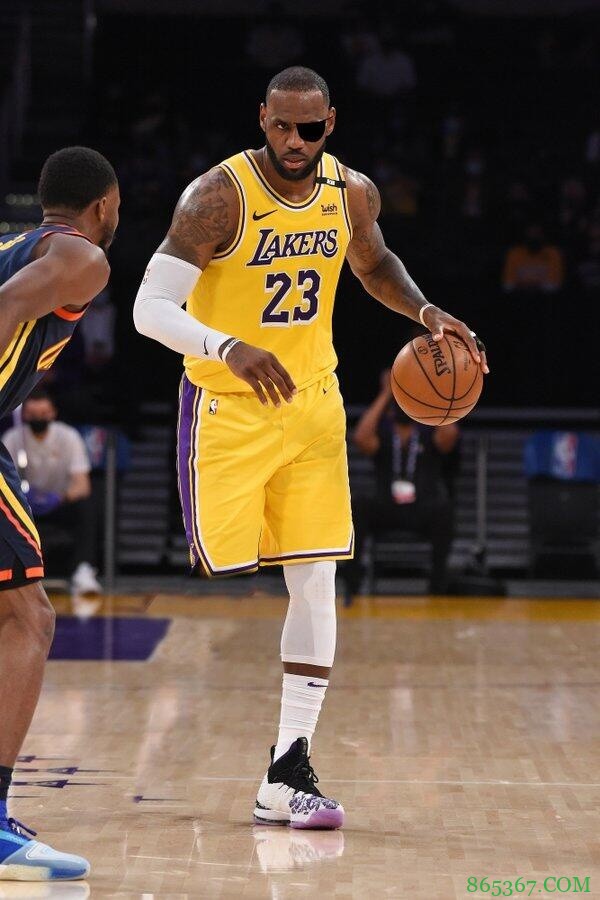 独眼龙+单腿战神?美媒恶搞詹姆斯独特造型