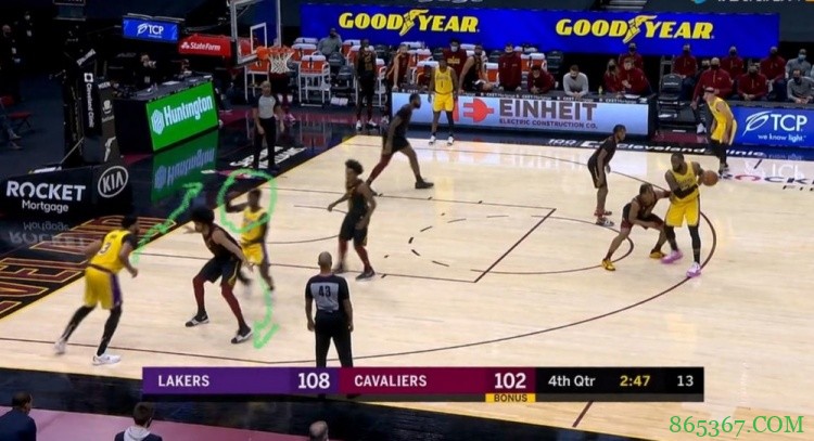 【录像分析室】带你揭秘湖人队最常见的战术:ELBOW