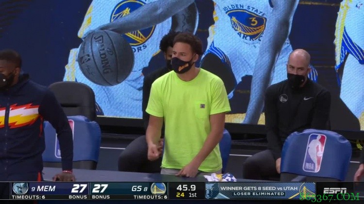 ?干着急!克莱场边观战小拳拳连续锤桌