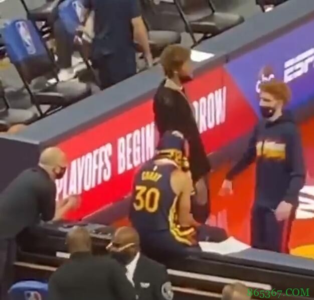 情绪低落！库里赛后独坐技术台 低头不语