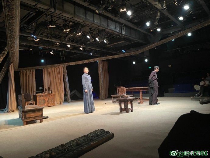 赵继伟与女友共进晚餐秀恩爱：看完戏！有幸邀请到女主一起就餐！