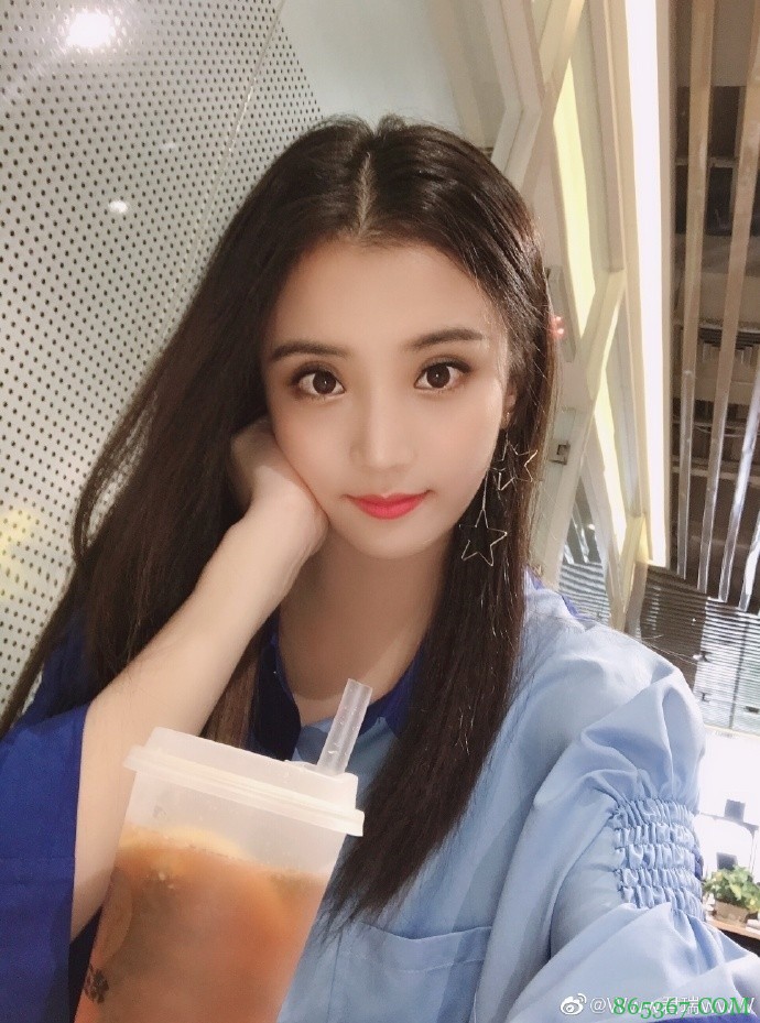 赵继伟与女友共进晚餐秀恩爱：看完戏！有幸邀请到女主一起就餐！