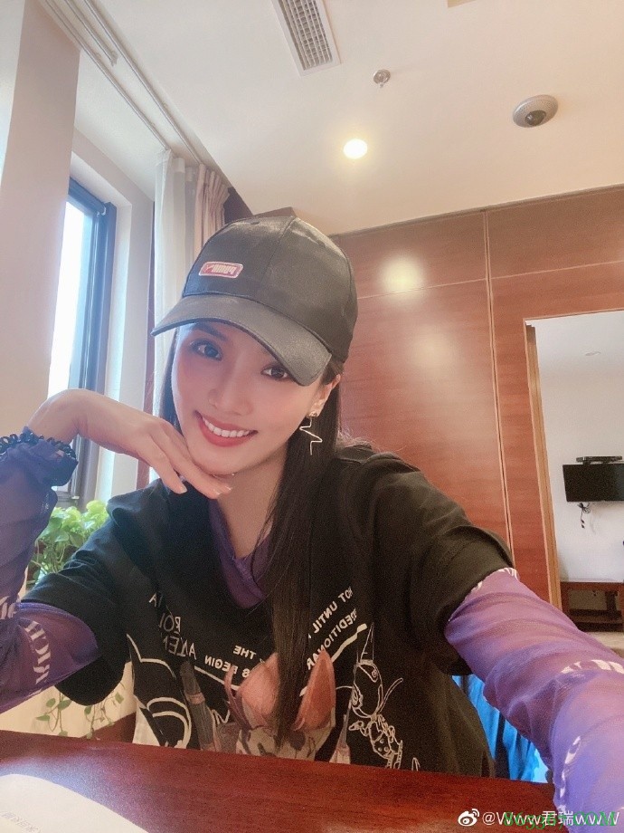 赵继伟与女友共进晚餐秀恩爱：看完戏！有幸邀请到女主一起就餐！