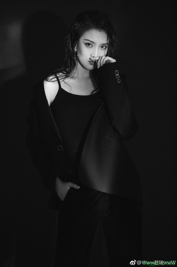 赵继伟与女友共进晚餐秀恩爱：看完戏！有幸邀请到女主一起就餐！