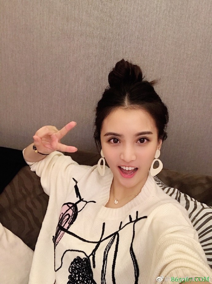 赵继伟与女友共进晚餐秀恩爱：看完戏！有幸邀请到女主一起就餐！