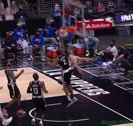 残暴！莱昂纳德断球一条龙隔扣克莱伯