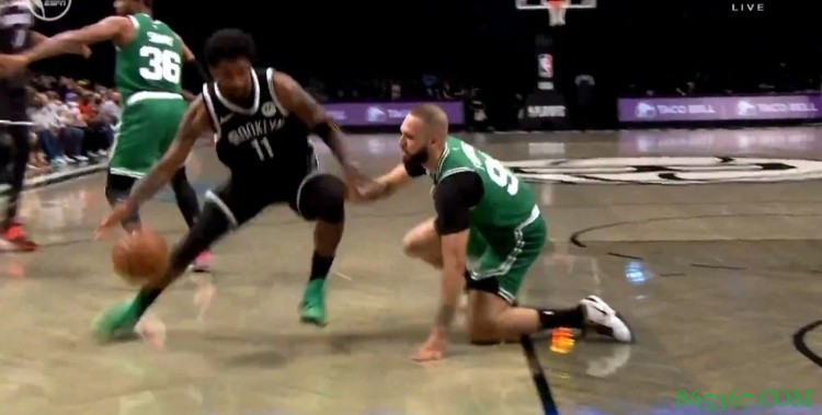 一顿操作猛如虎！欧文行径间突破晃跪富尼耶 轻松上篮命中