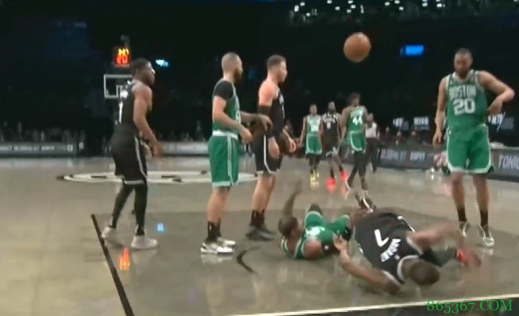 惊险一幕！杜兰特快攻被造进攻犯规 平拍落地险些受伤