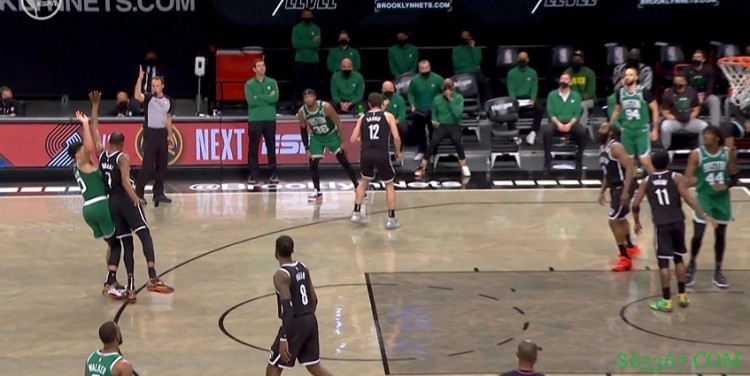 塔图姆跳投落地时踩到KD脚面 后者被吹一级恶犯