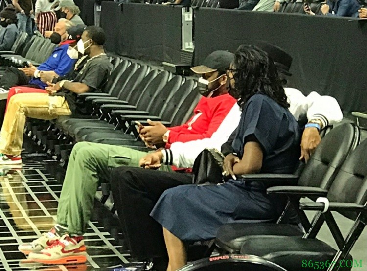 快船记者:沃尔现场观察船侠比赛 中场时与乔治父母坐在一起