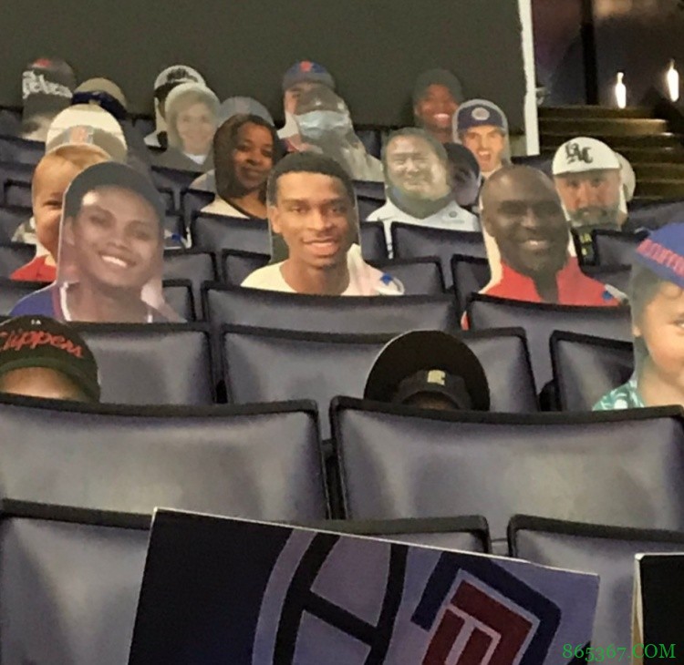 你回来了？快船主场的纸板球迷中惊现亚历山大