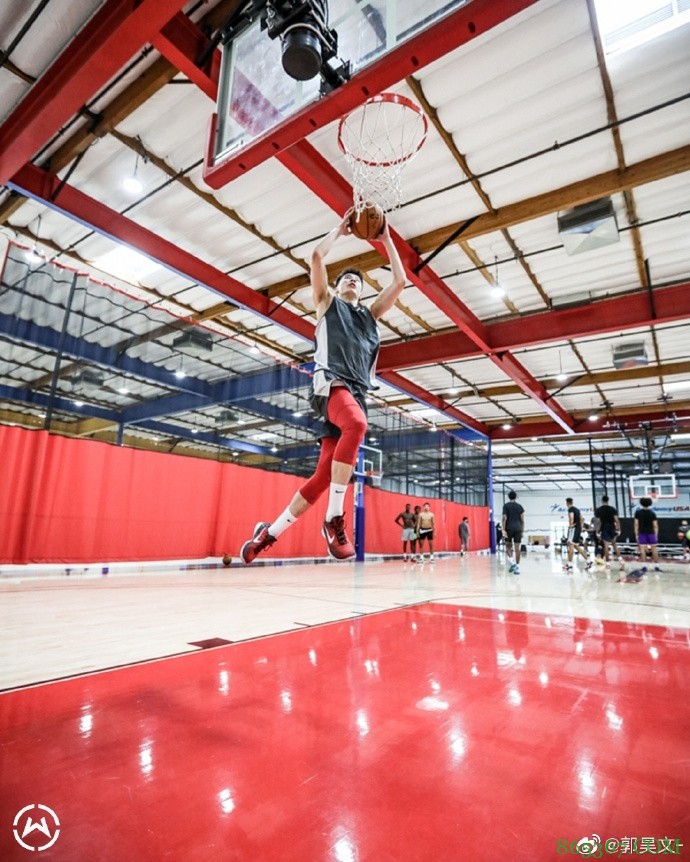 Keep going!郭昊文与莫布里以及萨格斯等热门新秀一起训练