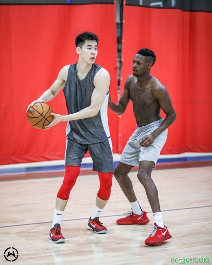 Keep going!郭昊文与莫布里以及萨格斯等热门新秀一起训练