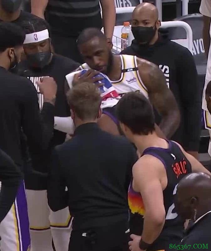 兄弟情义!詹姆斯上前询问保罗伤势