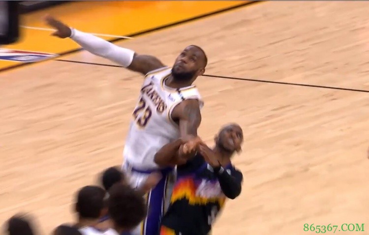 保罗抢篮板拉胳膊放倒詹姆斯 后者躺在地上很久才起身
