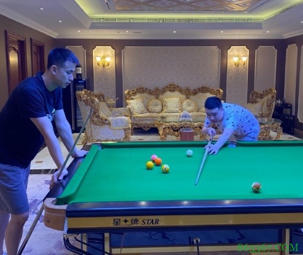 赵继伟与丁俊晖打台球:跟球王打完球觉得我的水平提高了