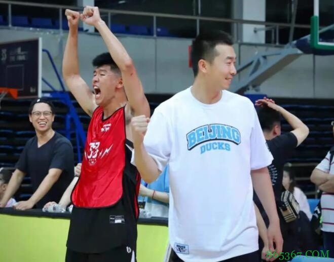 北京首钢男女篮助力三对三 王骁辉客串教练夺冠