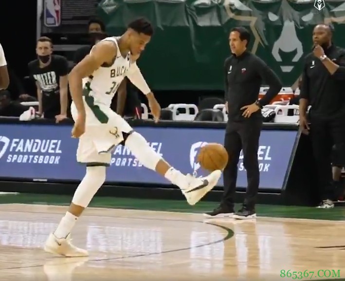 字母哥谈今日比赛中颠球：我小时候想踢足球 并不想打篮球