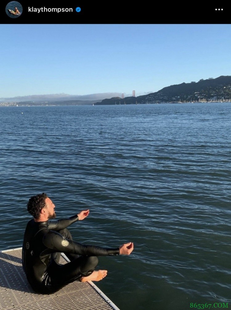 佛祖上身！克莱晒北太平洋游泳照 游完便在岸边打坐冥想