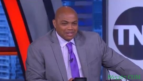 网友：巴克利选绿军赢? 巴克利闹笑话：这黄色的小东西叫啥？