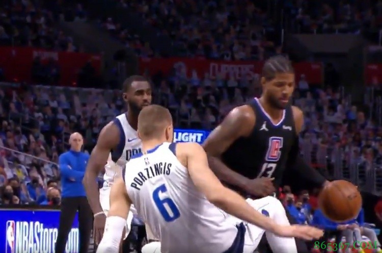 乔治将波尔津吉斯狼狈晃倒 单手暴扣2+1惊呆队友