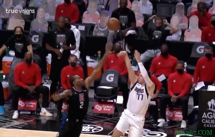 低位背身单吃小卡+金鸡独立高难三分！东契奇第三节再砍12分