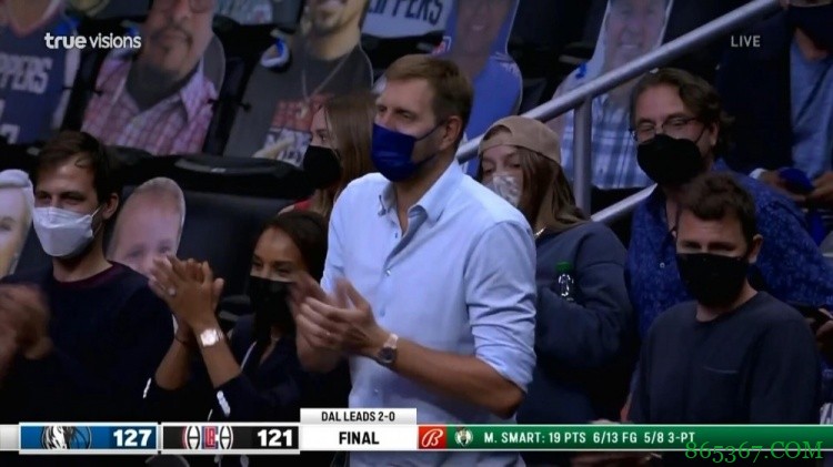 争气啊！独行侠2-0后场边观战诺维茨基兴奋鼓掌