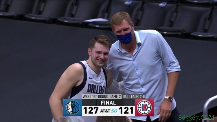 争气啊！独行侠2-0后场边观战诺维茨基兴奋鼓掌