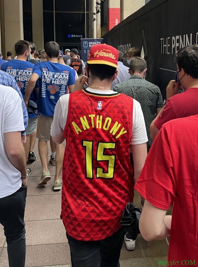 老鹰客场对阵尼克斯 一球迷身穿安东尼老鹰球衣现身