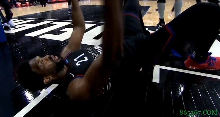 ?啊这...恩比德打2+1倒地 原地做辣眼睛庆祝动作