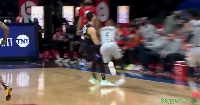 威少末节再次崴脚 已返回更衣室