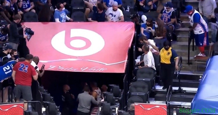 威少因伤退场时76人球迷洒东西喷垃圾话 威少暴怒被工作人员拦下