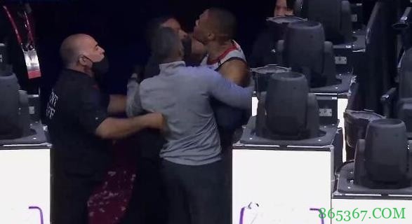 76人主场就球迷向威少撒爆米花发布声明：对此类行为零容忍！