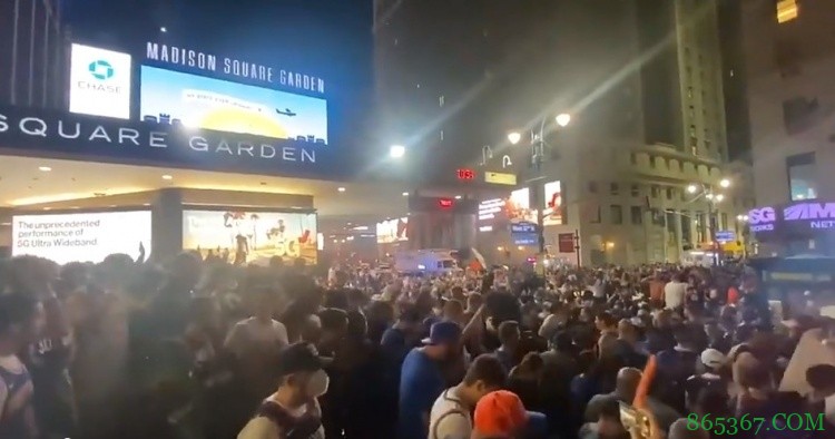 ?豪情万丈！赛后尼克斯球迷在MSG外高喊：我们要干篮网！