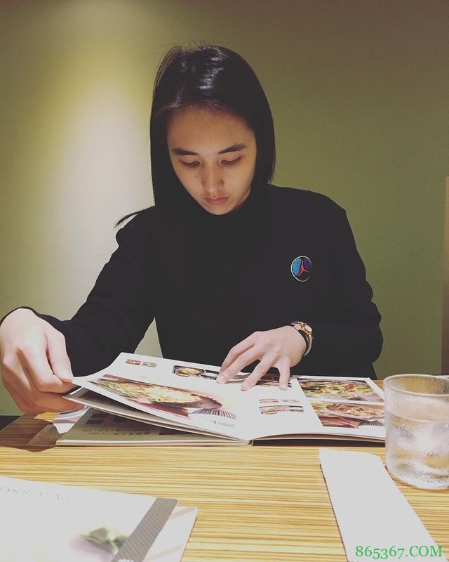 陈盈骏晒与女友合照透露求婚成功：Yes❤