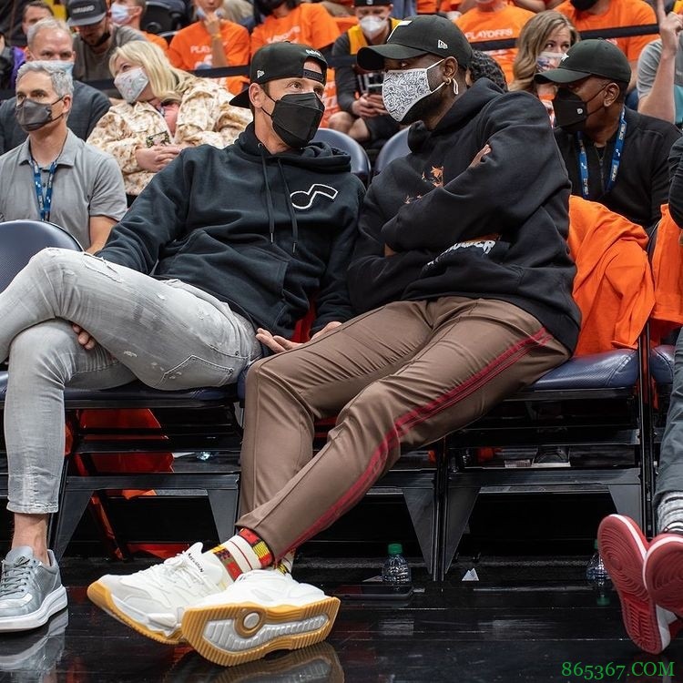 韦德晒今日观战照片：第一场季后赛胜利拿下！