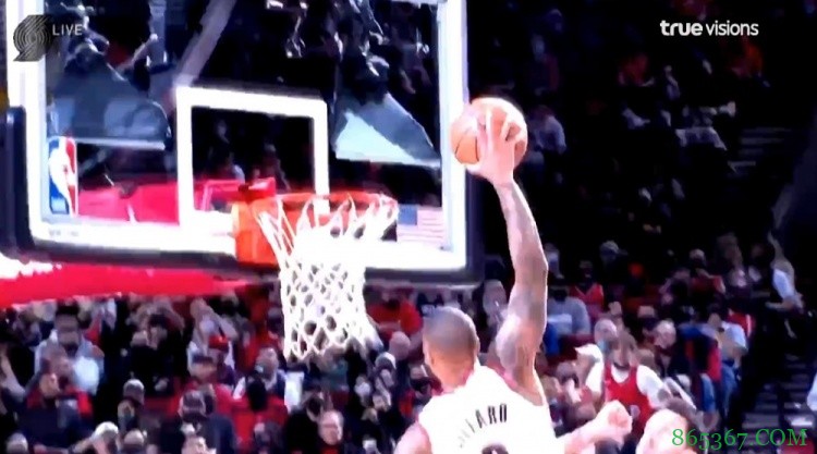 与努尔基奇秀二过一配合 利拉德随即上演战斧劈扣