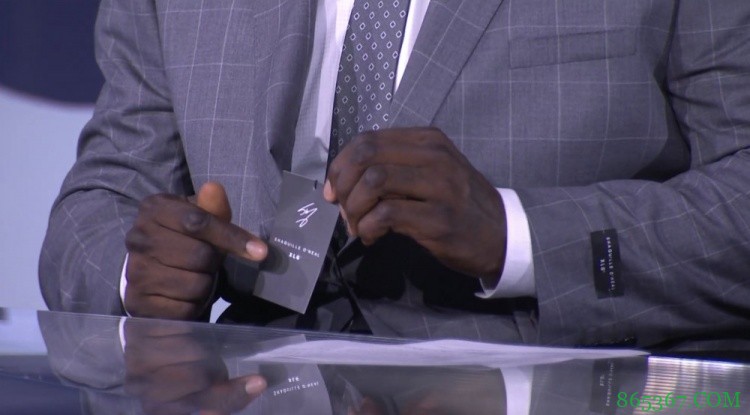 网友：标签还在西服还得还吗？ 奥尼尔：不用 公司是我的